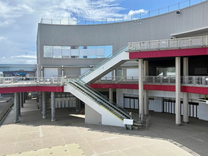 イマーシブ・フォート東京跡地。写真左奥には青海駅。テーマカラーの赤と黒の壁が、かつての残り香を感じさせる（写真：筆者撮影）