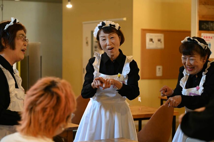 おまじないを唱えるメイドたちの笑顔も印象的だ（写真：筆者撮影）