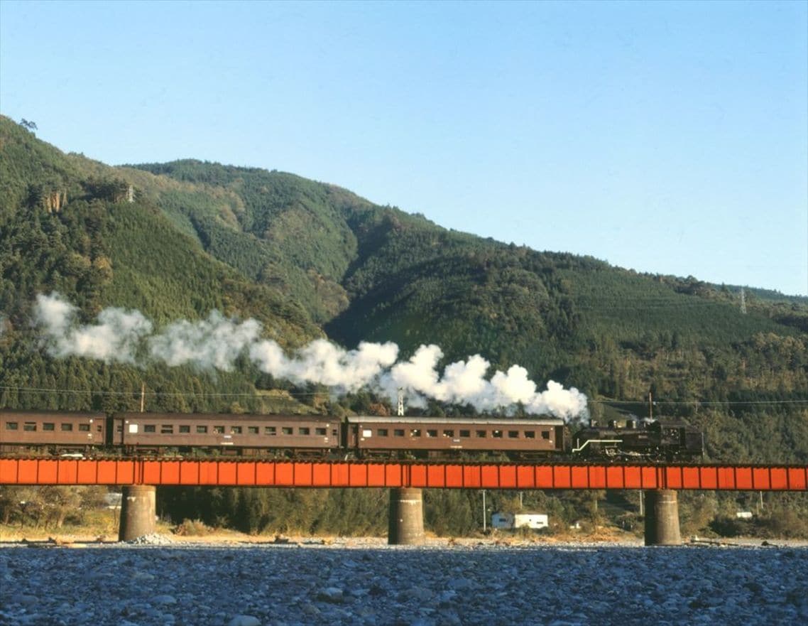 大井川鉄道を走るC11形と旧型客車
