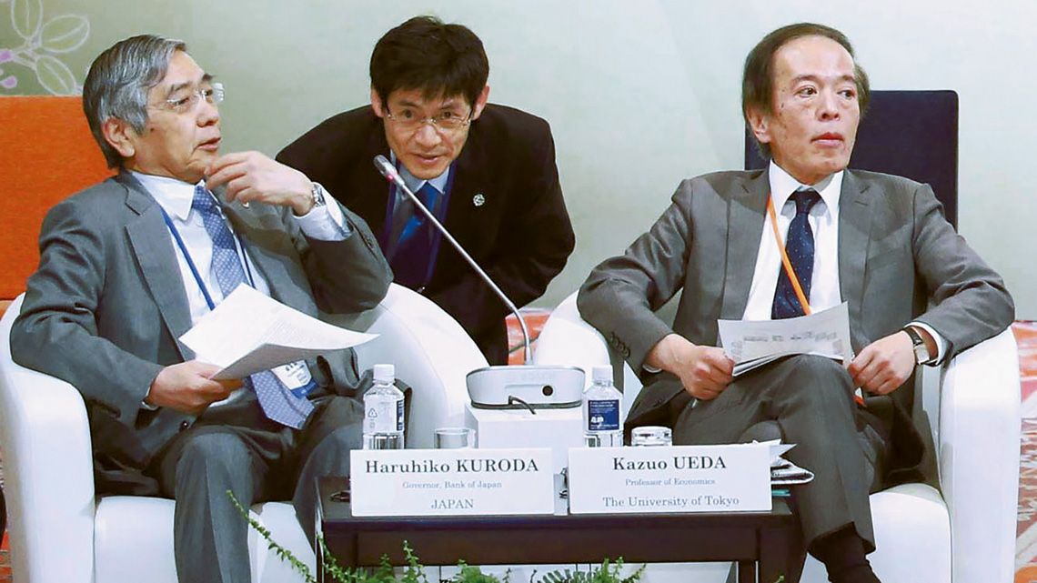 日本銀行の植田和男総裁（右）は黒田東彦前総裁（左）