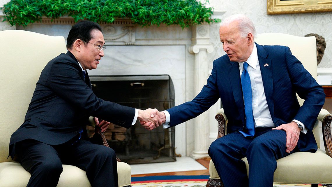 岸田文雄首相と握手するジョー・バイデン米国大統領
