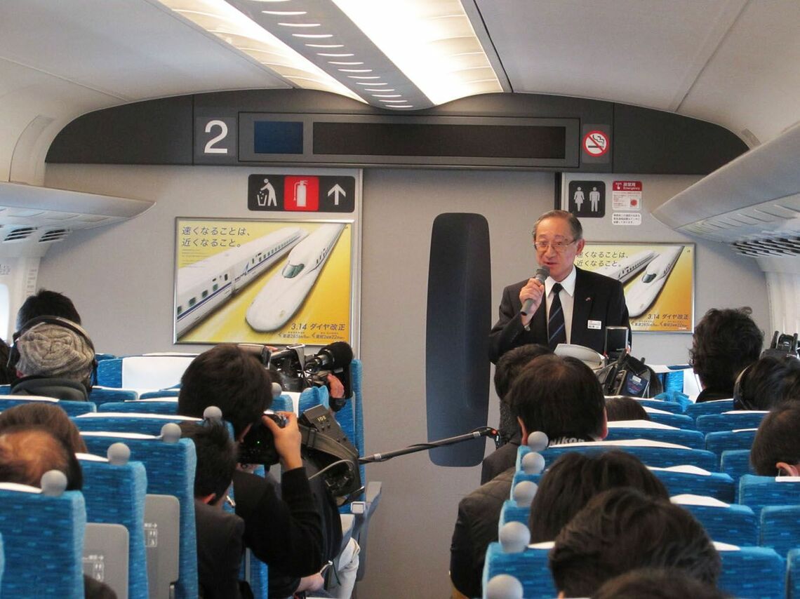 時速285km運転の体験列車内では新幹線鉄道本部長がマイクを握って放送した（撮影：南正時）