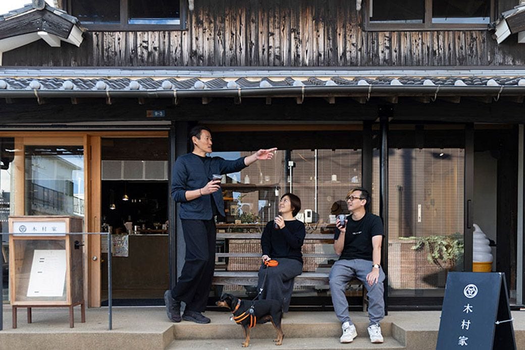 「木村家」の建物と山本さん、可部さん、古谷さん