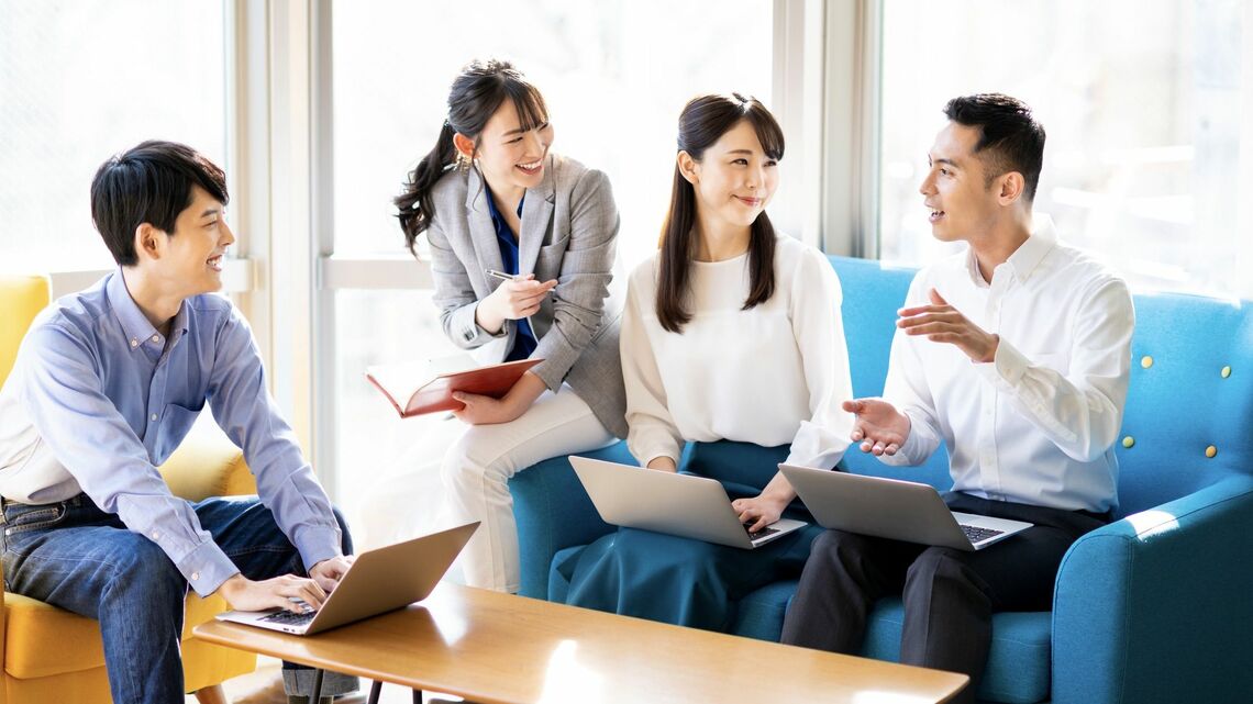 笑顔で会話するビジネスパーソンたち