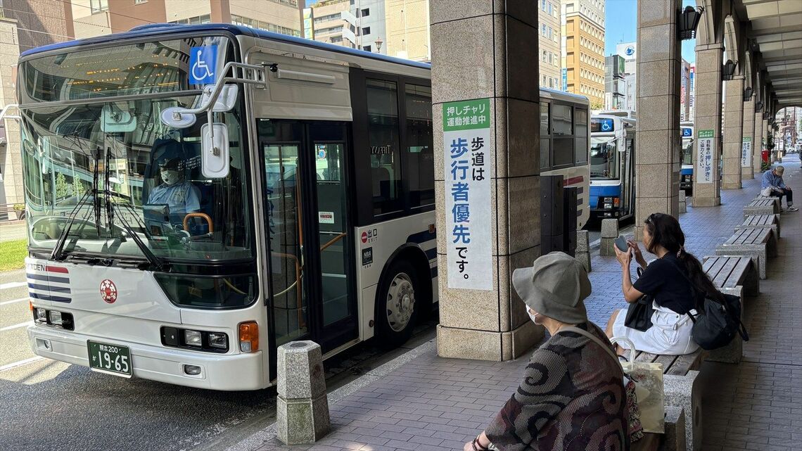 熊本市内の繁華街にある、通町筋のバス停には熊本地域の各バス会社のバスが次々とやってくる（筆者撮影）