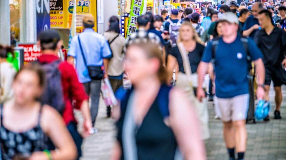 街中ですれ違う外国人の姿が年々増えている。埼玉県川口市で外国人の住民が増えているというニュースをよく目にするが、実際に外国出身の住民が増えている自治体はどこなのか。ランキングにまとめた（写真：Ryuji／PIXTA）