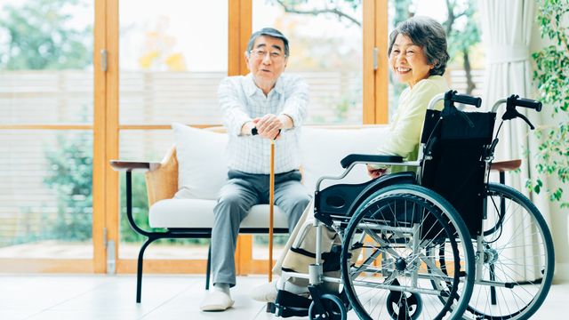 ほほえむ高齢者