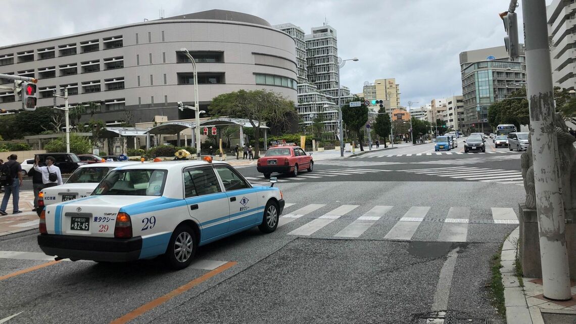 沖縄県那覇市の繁華街、国際通りを走るタクシー（筆者撮影）