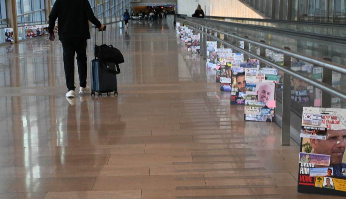 空港に掲げられた人質解放を訴えるプラカード（筆者撮影）