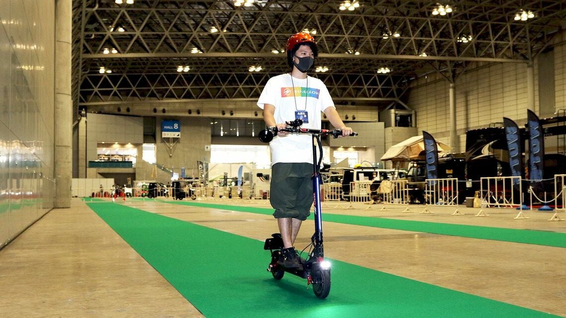 スワローの電動キックボード「ZERO9」の走行シーン（筆者撮影）