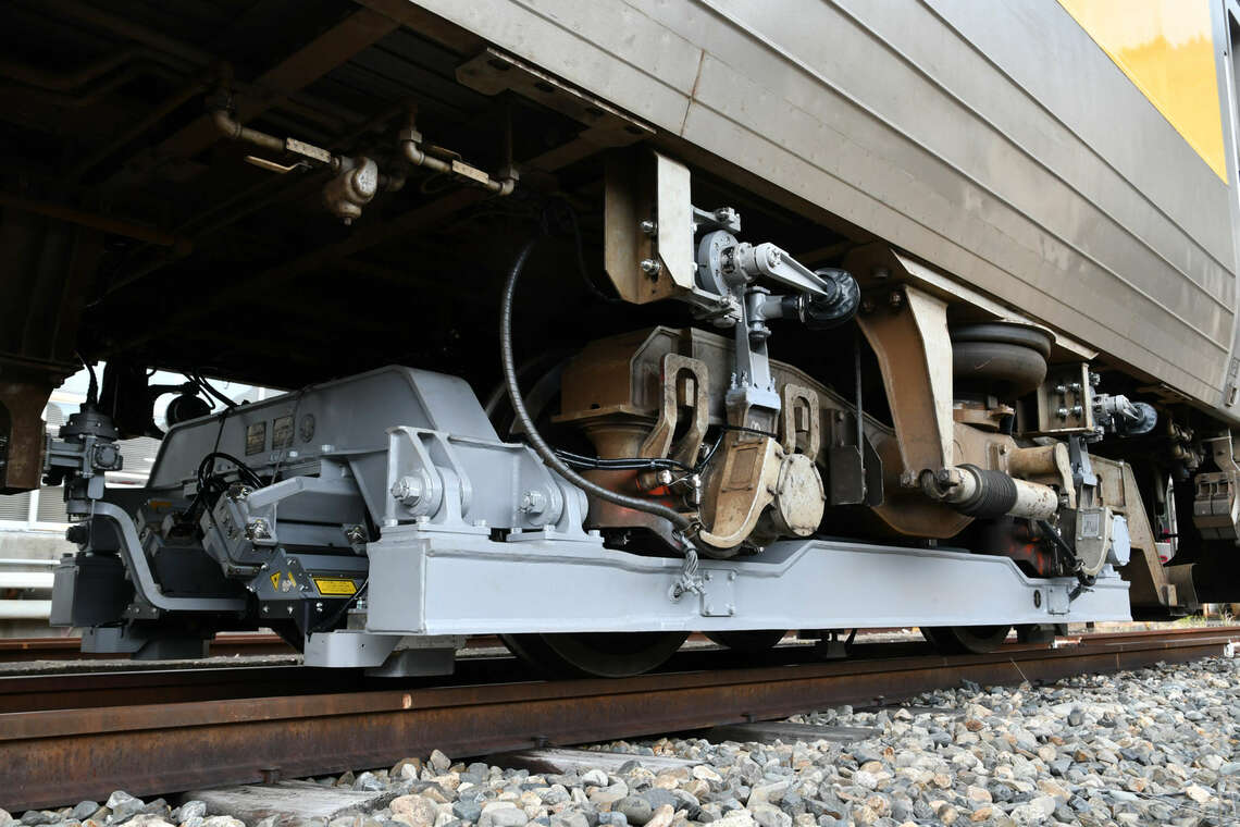 線路状態を計測するための機器が取り付けられた台車（筆者撮影）