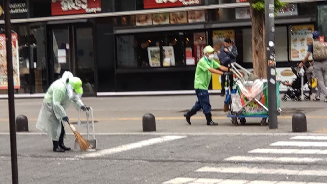 ポイ捨てされたごみを回収するスタッフ（筆者撮影）