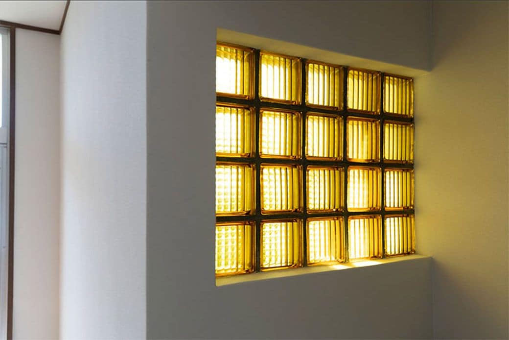 玄関脇、階段下の壁