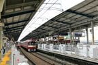 さまざま種別の電車が発着する