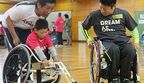 「ドリームキャンプ」で陸上用車いす（レーサー）を体験
