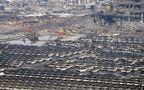 被害を受けた完成車の周辺を捜索するレスキュー隊