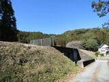 遠江二俣―山東間：白山トンネルを抜けると築堤で北上して山王トンネルにつながる（筆者撮影）