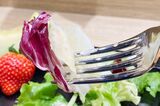 サラダにはグリーンリーフとフリルレタス、紫キャベツなどを使用。ほどよい苦味とドレッシングの酸味が朝食のアクセントに（筆者撮影）