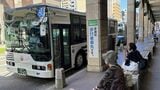 熊本市内の繁華街にある、通町筋のバス停には熊本地域の各バス会社のバスが次々とやってくる（筆者撮影）