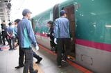 列車が到着し、車内に乗り込む（記者撮影）