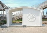 2025年3月、老朽化したJR紀勢本線「初島駅」の駅舎を鉄筋コンクリート造に建て替え。7月22日より利用開始とのこと（提供：セレンディクス／ヌーブ）