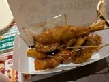 今日だけは二度漬け解禁！ソースが別添えの小袋で提供されるため、皿の底にたまったソースに何度でも漬けられる（筆者撮影）