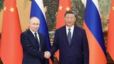 中国政府はロシアのプーチン大統領の訪中に合わせてビザ免除措置を発表した。写真は9月2日に北京で会談した中国の習近平国家主席とプーチン大統領（中国外務省のウェブサイトより）