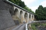島根側の今福線は下府―今福間で工事が進み開通寸前までこぎ着けたが、戦時体制が強まるなかで中止された（筆者撮影）