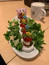 カプレーゼが乗せられた「吸い込みカービィ皿」