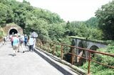 （新線）浜田―石見今福間：新線の路盤を進んで下長屋トンネル手前の橋梁に入ると脇に旧線のアーチ橋が見える。新旧どちらも「幻の鉄路」と化した（筆者撮影）