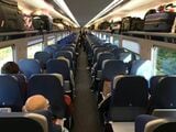 イギリスの格安列車Lumoの車内。荷物置き場スペースが不十分で、頭上の棚にもスーツケースを載せる（筆者撮影）
