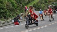 手作りスクーターで坂道を激走､フィリピンの奇祭