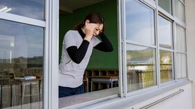 【学校の悩み相談】モンスターペアレント猛攻で休職､対処法は？元校長が導き出したNGな対応と｢解決に導く｣4ステップ