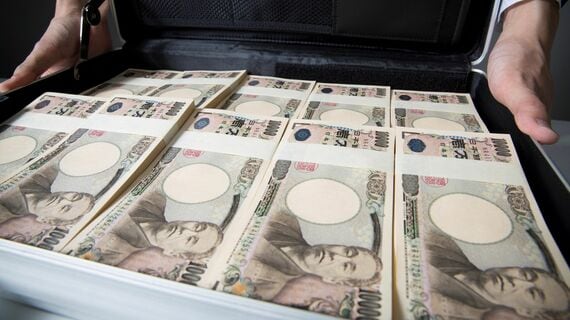 一万円札の詰まったスーツケース