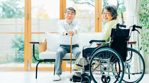 ほほえむ高齢者
