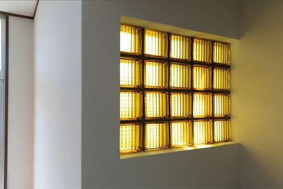 玄関脇、階段下の壁