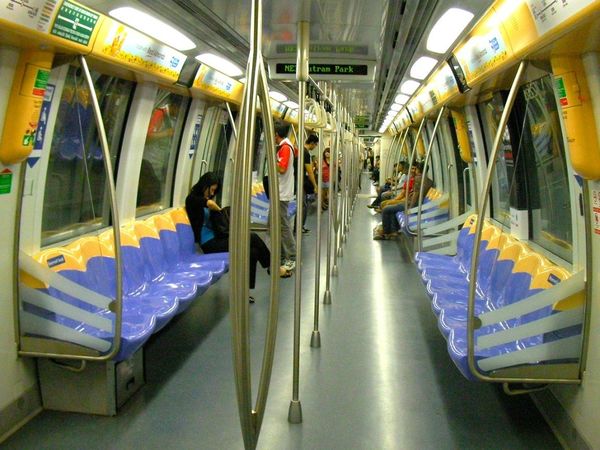 電車内の スマホ通話 を認めてもよいか 通勤電車 東洋経済オンライン 経済ニュースの新基準