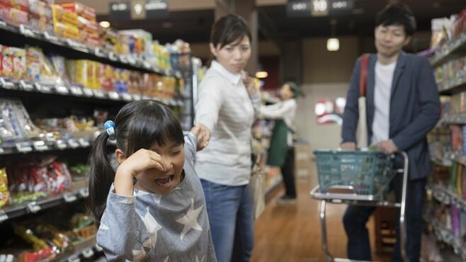 "泣き叫ぶ､騒ぐ子ども"には｢叱りつける｣べきか