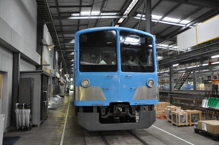 水色の近江鉄道「湖風号」カラーの編成