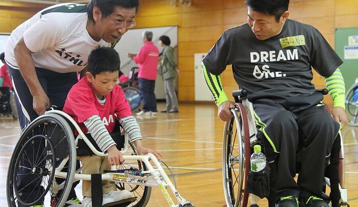 「ドリームキャンプ」で陸上用車いす（レーサー）を体験