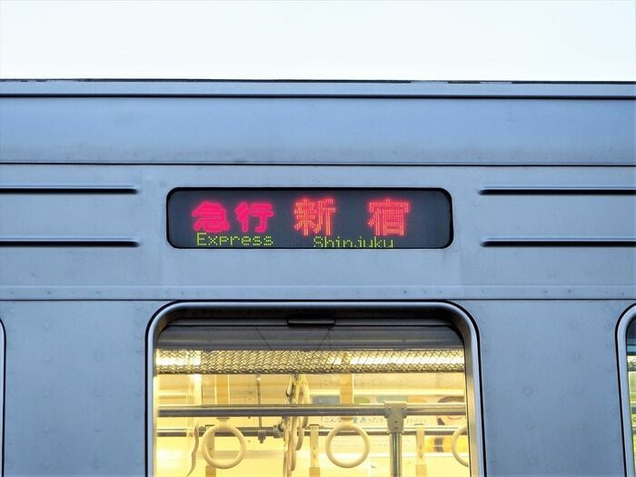 側面の行先表示器は登場時からLED式を採用。
