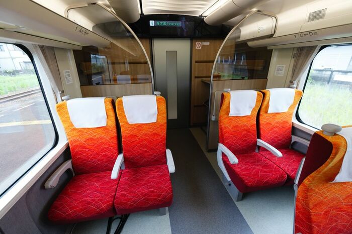車端部には大型荷物スペースを設置