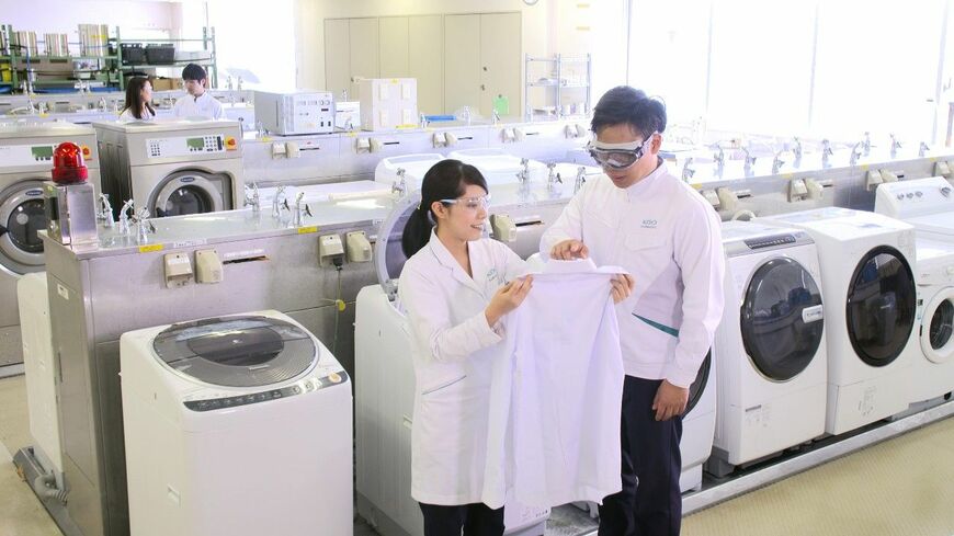 花王の洗浄センターでは、さまざまな洗濯機で汚れ落ちを検証している（写真：花王）