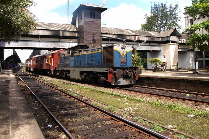 スリランカの鉄道も1676mm軌間。間近で見ると非常に広く感じる（編集部撮影）