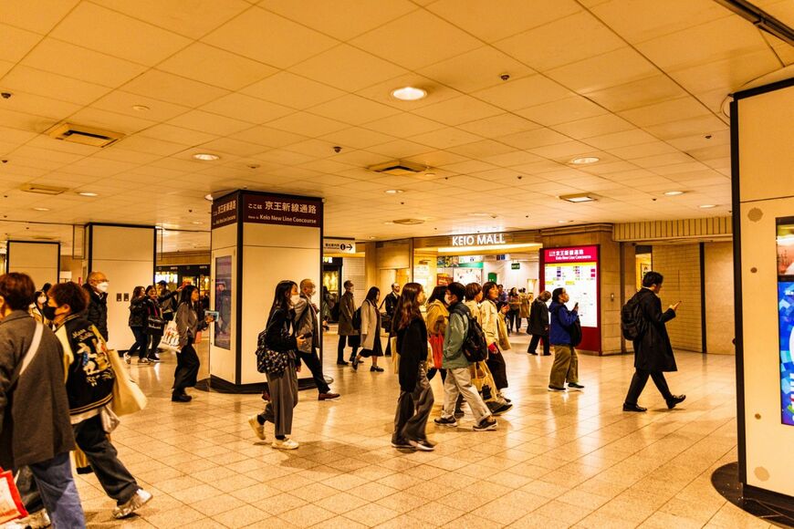 こちらは新線新宿駅の改札前。奥には地下商業施設の京王モールが続く。地上は西新宿1丁目の交差点（撮影：鼠入昌史）