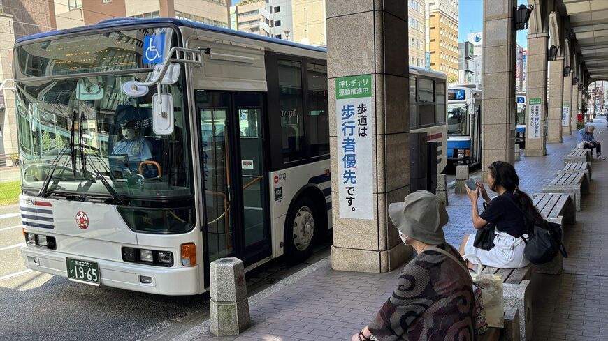 熊本市内の繁華街にある、通町筋のバス停には熊本地域の各バス会社のバスが次々とやってくる（筆者撮影）