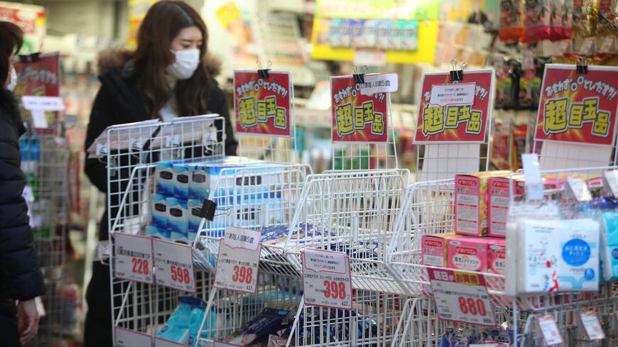 ドラッグストアのマスク売り場で売り切れも。日本国内でも警戒感が高まっている（写真：アフロ）