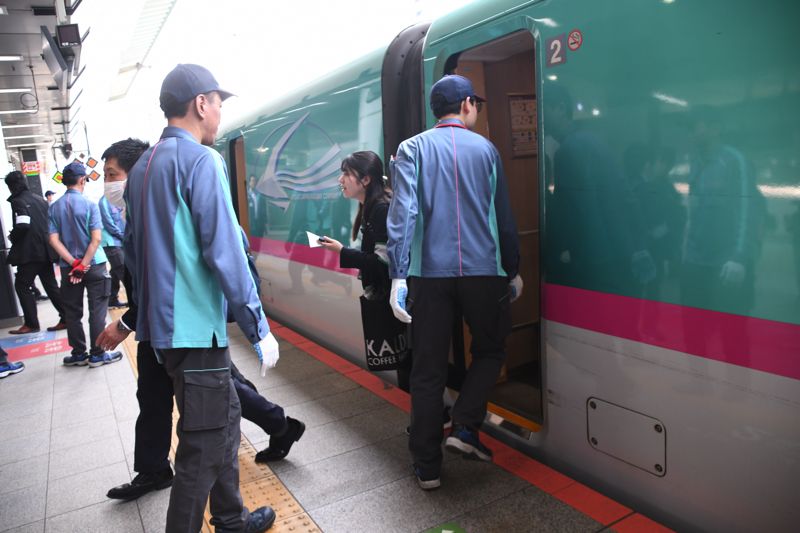 列車が到着し、車内に乗り込む（記者撮影）