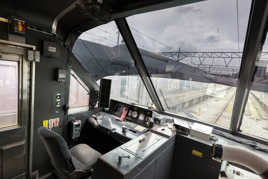運転室は広々とした印象だ（記者撮影）