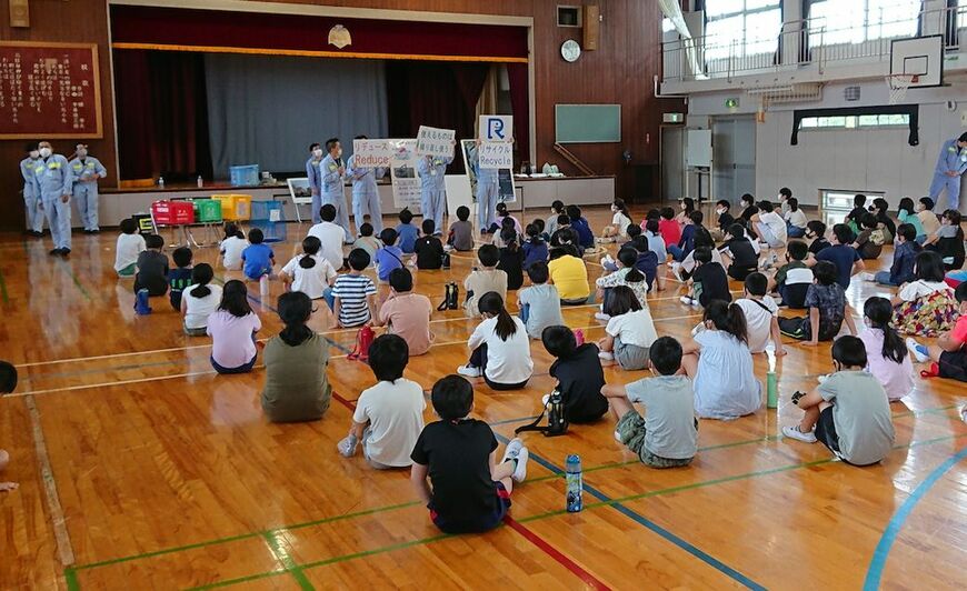 自作のパネルを利用して3Rを伝えている様子（筆者撮影）